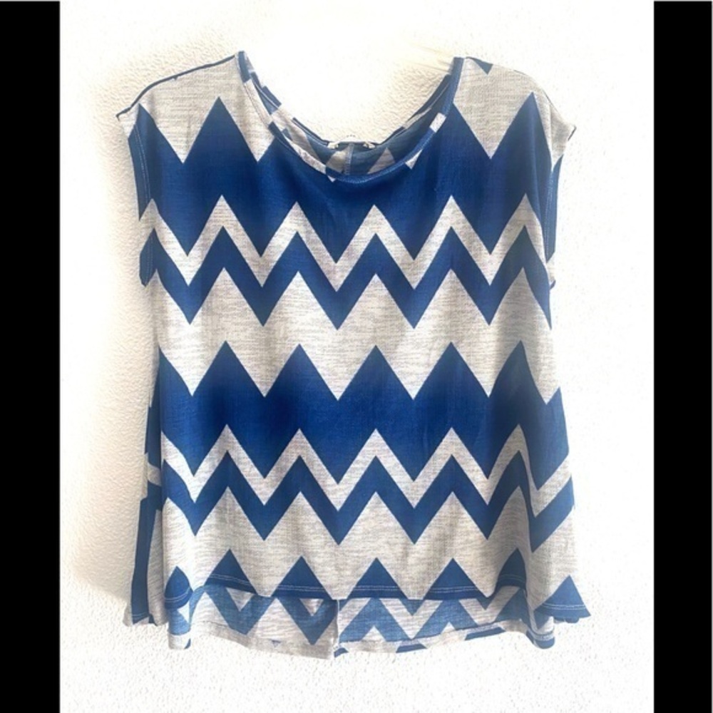 NOBLE U blue chevron print blouse size medium